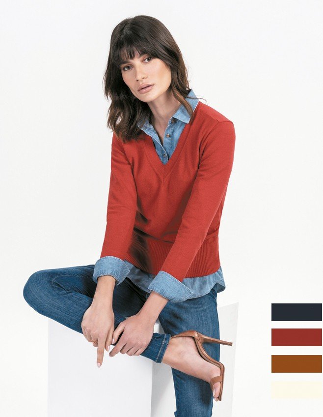 Modelo sentada com suéter vermelho
